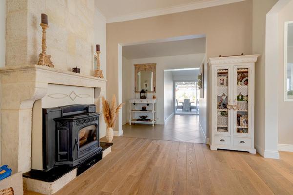 Maison en pierre 6 pièces de plain-pied, 213m2 -Saint Medard En Jalles  (proche Bordeaux) - piscine - garage