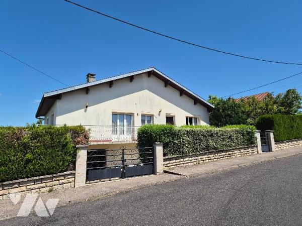 ARC LES GRAY, pavillon sur sous-sol sur 628 m² de terrain.