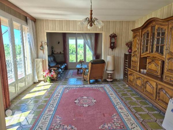 ARC LES GRAY, pavillon sur sous-sol sur 628 m² de terrain.