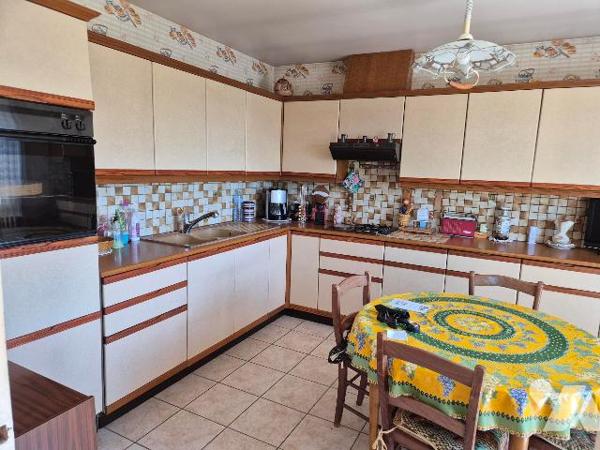 ARC LES GRAY, pavillon sur sous-sol sur 628 m² de terrain.
