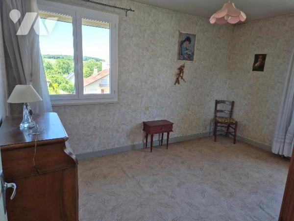 ARC LES GRAY, pavillon sur sous-sol sur 628 m² de terrain.