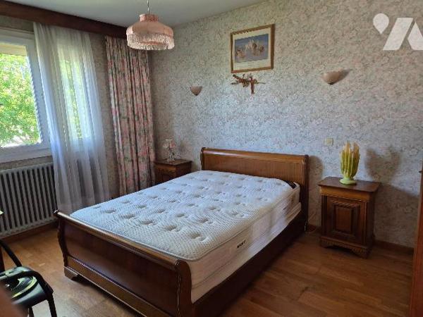 ARC LES GRAY, pavillon sur sous-sol sur 628 m² de terrain.