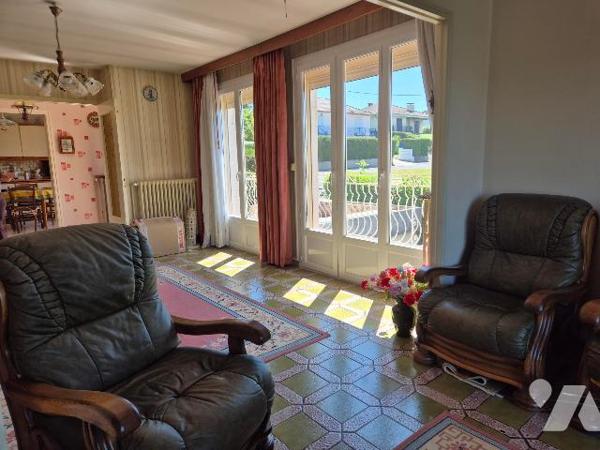 ARC LES GRAY, pavillon sur sous-sol sur 628 m² de terrain.