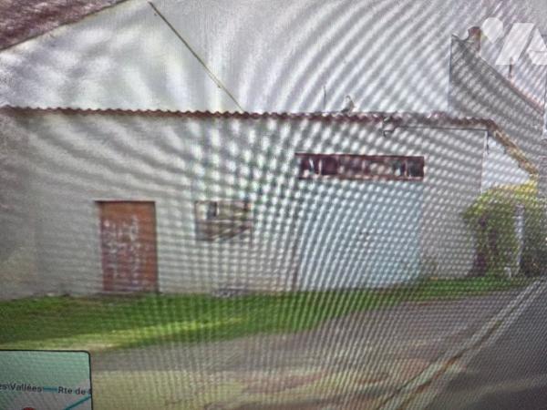 Un garage avec cave.