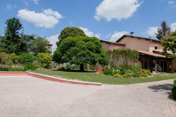 Vente                                                      Maison
                        
                     7 pièces                      190 m2                     à Neyron