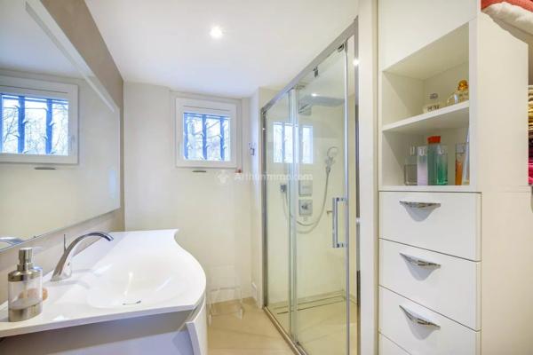 Vente                                                      Maison
                        
                     7 pièces                      190 m2                     à Neyron
