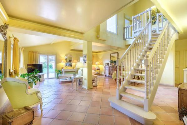 Vente                                                      Maison
                        
                     7 pièces                      190 m2                     à Neyron