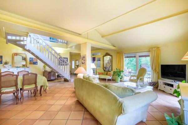 Vente                                                      Maison
                        
                     7 pièces                      190 m2                     à Neyron