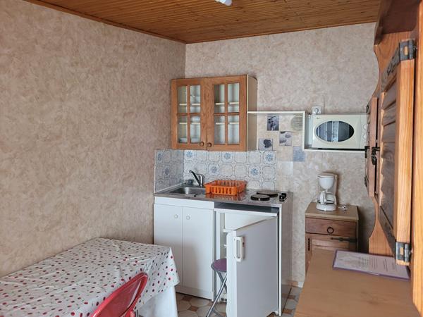 ROCHEFORT hyper centre - un appartement meublé de 27 m² au 2ème étage loué