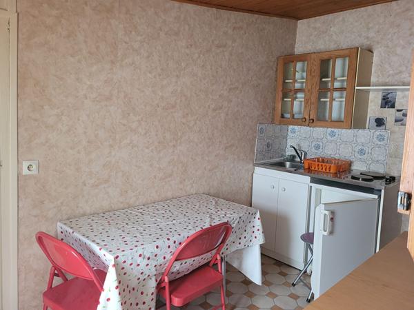 ROCHEFORT hyper centre - un appartement meublé de 27 m² au 2ème étage loué