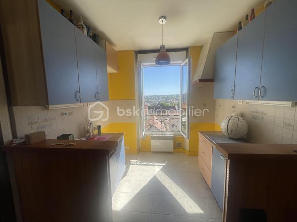 Appartement 3 pièces de 46 m2 situé au 3ème et dernier étage d'une petite copropriété avec cachet.
Entrée, pièce de vie traversante avec cuisine ouverte, 2 chambres avec chacune grand placard de rangement, 1 salle d'eau avec fenêtre et 1 WC indépendant.
Belle hauteur sous plafond, fenêtres double vitrage, volets roulants, orientation est-ouest, pas de vis-à-vis, belle vue dégagée
Beau potentiel pour cet appartement. 
Pour davantage de rangements, vous bénéficiez de 2 grandes caves ainsi que d'un grenier
Proche de la gare de Lagny-Thorigny, transilien P
Proche des commerces