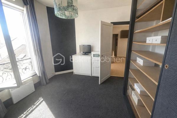 Appartement 3 pièces de 46 m2 situé au 3ème et dernier étage d'une petite copropriété avec cachet.
Entrée, pièce de vie traversante avec cuisine ouverte, 2 chambres avec chacune grand placard de rangement, 1 salle d'eau avec fenêtre et 1 WC indépendant.
Belle hauteur sous plafond, fenêtres double vitrage, volets roulants, orientation est-ouest, pas de vis-à-vis, belle vue dégagée
Beau potentiel pour cet appartement. 
Pour davantage de rangements, vous bénéficiez de 2 grandes caves ainsi que d'un grenier
Proche de la gare de Lagny-Thorigny, transilien P
Proche des commerces