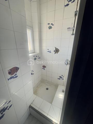 Appartement 3 pièces de 46 m2 situé au 3ème et dernier étage d'une petite copropriété avec cachet.
Entrée, pièce de vie traversante avec cuisine ouverte, 2 chambres avec chacune grand placard de rangement, 1 salle d'eau avec fenêtre et 1 WC indépendant.
Belle hauteur sous plafond, fenêtres double vitrage, volets roulants, orientation est-ouest, pas de vis-à-vis, belle vue dégagée
Beau potentiel pour cet appartement. 
Pour davantage de rangements, vous bénéficiez de 2 grandes caves ainsi que d'un grenier
Proche de la gare de Lagny-Thorigny, transilien P
Proche des commerces