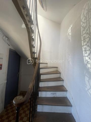 Appartement 3 pièces de 46 m2 situé au 3ème et dernier étage d'une petite copropriété avec cachet.
Entrée, pièce de vie traversante avec cuisine ouverte, 2 chambres avec chacune grand placard de rangement, 1 salle d'eau avec fenêtre et 1 WC indépendant.
Belle hauteur sous plafond, fenêtres double vitrage, volets roulants, orientation est-ouest, pas de vis-à-vis, belle vue dégagée
Beau potentiel pour cet appartement. 
Pour davantage de rangements, vous bénéficiez de 2 grandes caves ainsi que d'un grenier
Proche de la gare de Lagny-Thorigny, transilien P
Proche des commerces