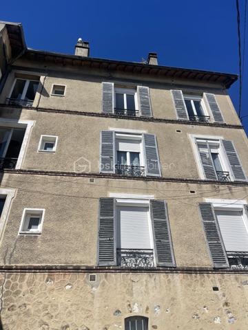 Appartement 3 pièces de 46 m2 situé au 3ème et dernier étage d'une petite copropriété avec cachet.
Entrée, pièce de vie traversante avec cuisine ouverte, 2 chambres avec chacune grand placard de rangement, 1 salle d'eau avec fenêtre et 1 WC indépendant.
Belle hauteur sous plafond, fenêtres double vitrage, volets roulants, orientation est-ouest, pas de vis-à-vis, belle vue dégagée
Beau potentiel pour cet appartement. 
Pour davantage de rangements, vous bénéficiez de 2 grandes caves ainsi que d'un grenier
Proche de la gare de Lagny-Thorigny, transilien P
Proche des commerces