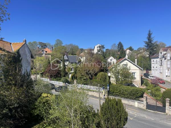 Appartement 3 pièces de 46 m2 situé au 3ème et dernier étage d'une petite copropriété avec cachet.
Entrée, pièce de vie traversante avec cuisine ouverte, 2 chambres avec chacune grand placard de rangement, 1 salle d'eau avec fenêtre et 1 WC indépendant.
Belle hauteur sous plafond, fenêtres double vitrage, volets roulants, orientation est-ouest, pas de vis-à-vis, belle vue dégagée
Beau potentiel pour cet appartement. 
Pour davantage de rangements, vous bénéficiez de 2 grandes caves ainsi que d'un grenier
Proche de la gare de Lagny-Thorigny, transilien P
Proche des commerces