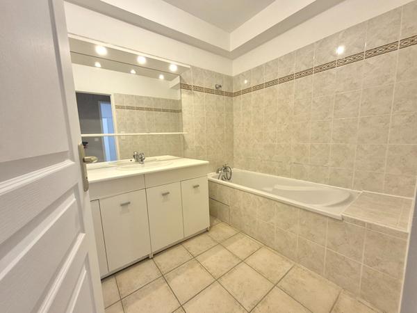 Spacieux T4 avec balcon et ascenseur - centre de Saint Etienne