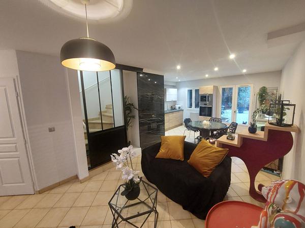 Maison de ville 5 pièces 4 chambres avec Jardin et parking €283 000 ** - Référence 4452