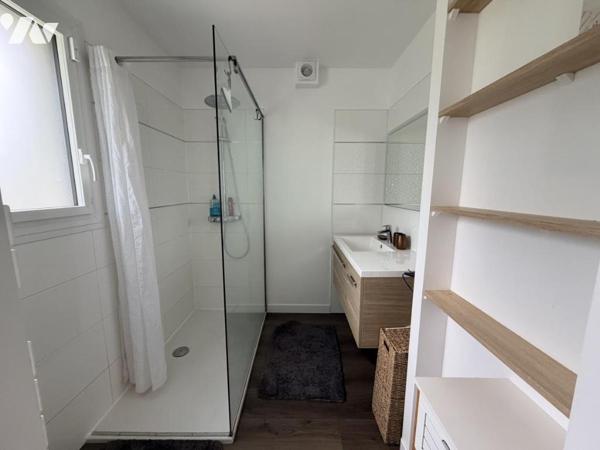 Maison d'habitation T.6 construite sur 2 niveaux piscine chauffée