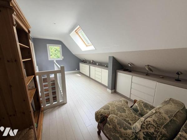 Maison d'habitation T.6 construite sur 2 niveaux piscine chauffée