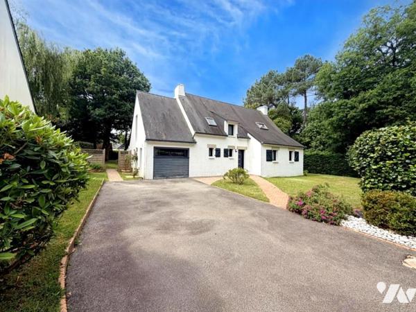 Maison d'habitation T.6 construite sur 2 niveaux piscine chauffée