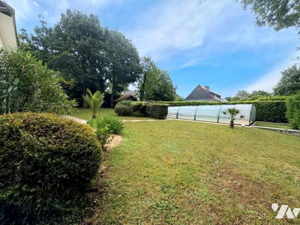Maison d'habitation T.6 construite sur 2 niveaux piscine chauffée