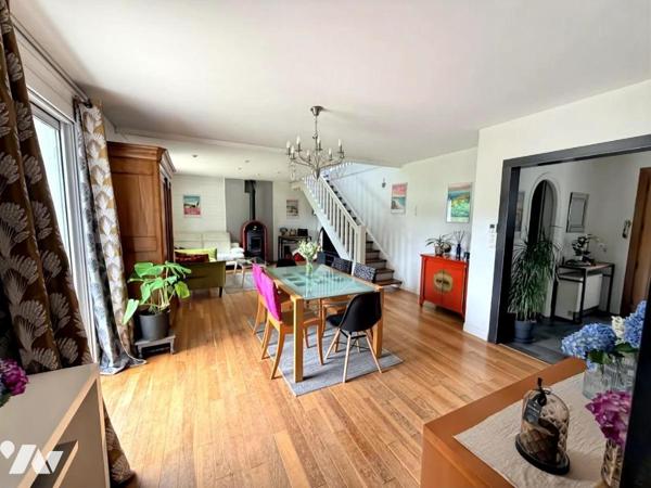 Maison d'habitation T.6 construite sur 2 niveaux piscine chauffée
