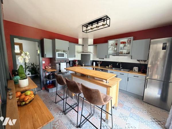 Maison d'habitation T.6 construite sur 2 niveaux piscine chauffée