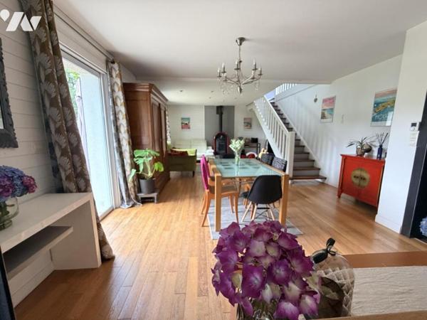Maison d'habitation T.6 construite sur 2 niveaux piscine chauffée