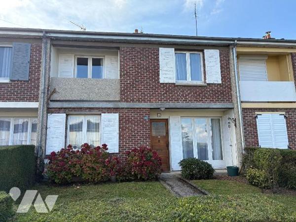 Maison mitoyenne située dans un quartier calme à proximité des écoles, comprenant:
Au rez-de-c...