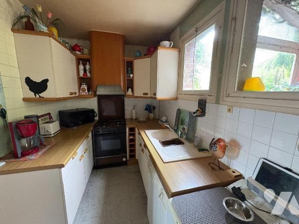 Maison mitoyenne située dans un quartier calme à proximité des écoles, comprenant:
Au rez-de-c...