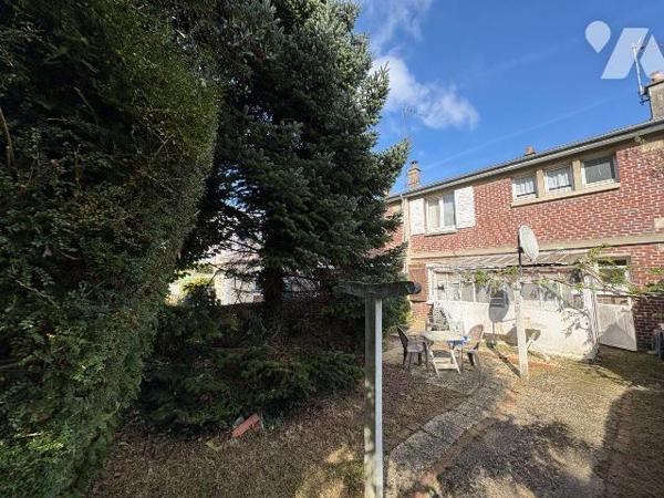 Maison mitoyenne située dans un quartier calme à proximité des écoles, comprenant:
Au rez-de-c...