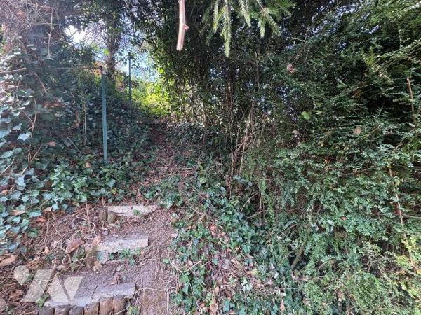 Maison mitoyenne située dans un quartier calme à proximité des écoles, comprenant:
Au rez-de-c...