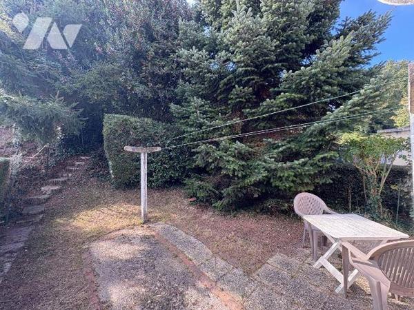 Maison mitoyenne située dans un quartier calme à proximité des écoles, comprenant:
Au rez-de-c...