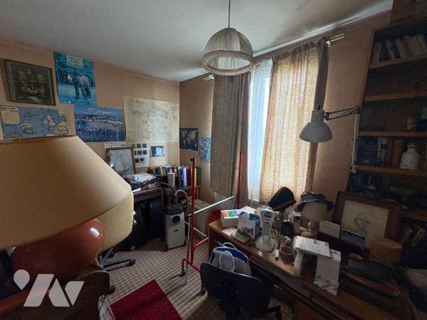 Maison mitoyenne située dans un quartier calme à proximité des écoles, comprenant:
Au rez-de-c...