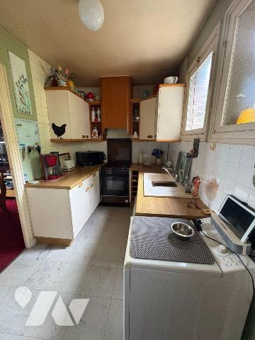 Maison mitoyenne située dans un quartier calme à proximité des écoles, comprenant:
Au rez-de-c...