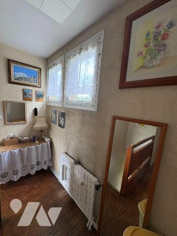 Maison mitoyenne située dans un quartier calme à proximité des écoles, comprenant:
Au rez-de-c...