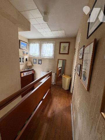 Maison mitoyenne située dans un quartier calme à proximité des écoles, comprenant:
Au rez-de-c...