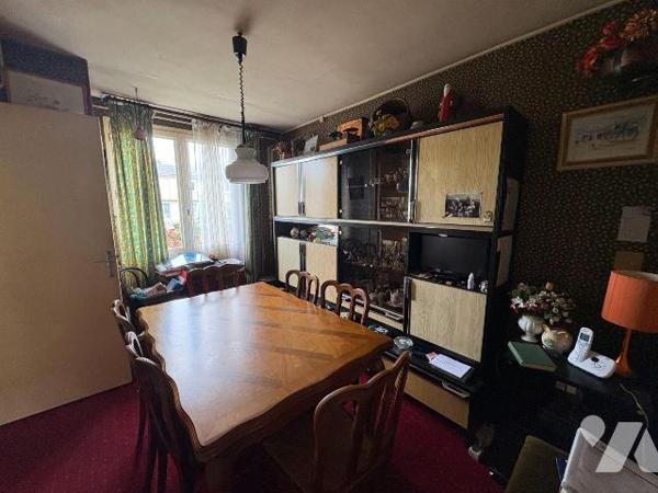 Maison mitoyenne située dans un quartier calme à proximité des écoles, comprenant:
Au rez-de-c...