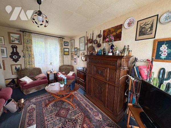 Maison mitoyenne située dans un quartier calme à proximité des écoles, comprenant:
Au rez-de-c...