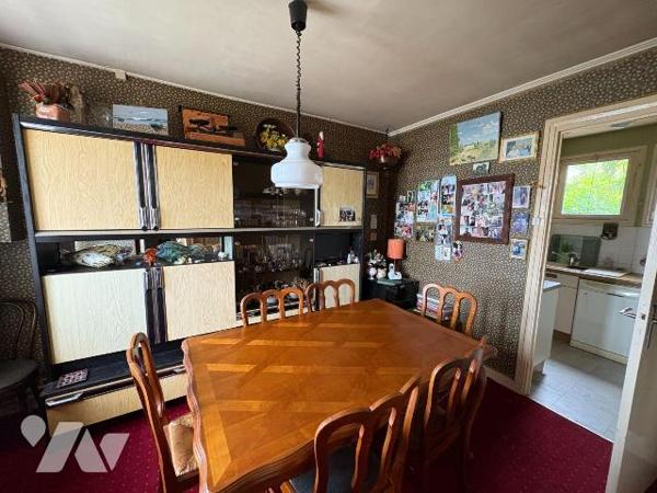 Maison mitoyenne située dans un quartier calme à proximité des écoles, comprenant:
Au rez-de-c...