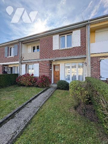 Maison mitoyenne située dans un quartier calme à proximité des écoles, comprenant:
Au rez-de-c...