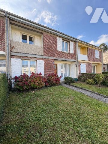 Maison mitoyenne située dans un quartier calme à proximité des écoles, comprenant:
Au rez-de-c...