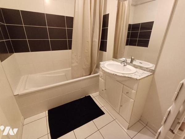 A LA SORTIE DE COULAINES - Maison de Type 5