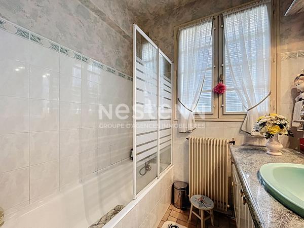 Maison à vendre à Brive dans le quartier du Prieur et à proximité de la plaine des jeux - 3 chambres - une salle de bains - une buanderie - un garage - une cave