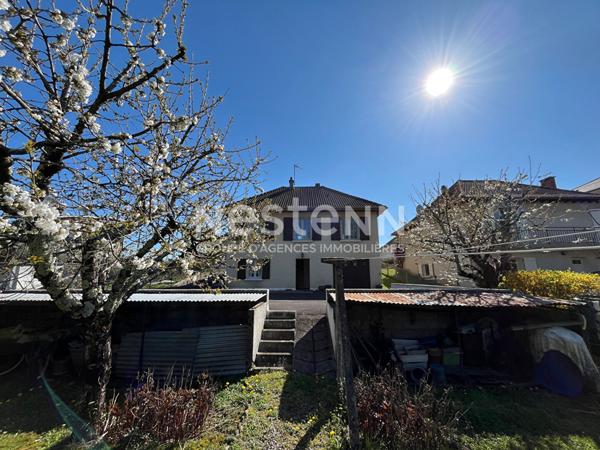 Maison à vendre à Brive dans le quartier du Prieur et à proximité de la plaine des jeux - 3 chambres - une salle de bains - une buanderie - un garage - une cave