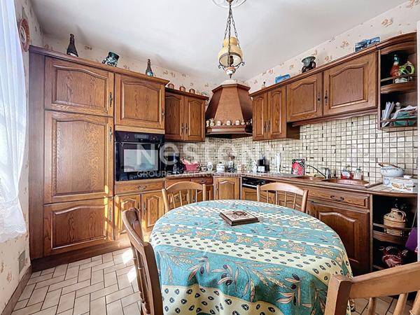 Maison à vendre à Brive dans le quartier du Prieur et à proximité de la plaine des jeux - 3 chambres - une salle de bains - une buanderie - un garage - une cave