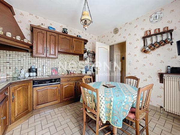 Maison à vendre à Brive dans le quartier du Prieur et à proximité de la plaine des jeux - 3 chambres - une salle de bains - une buanderie - un garage - une cave