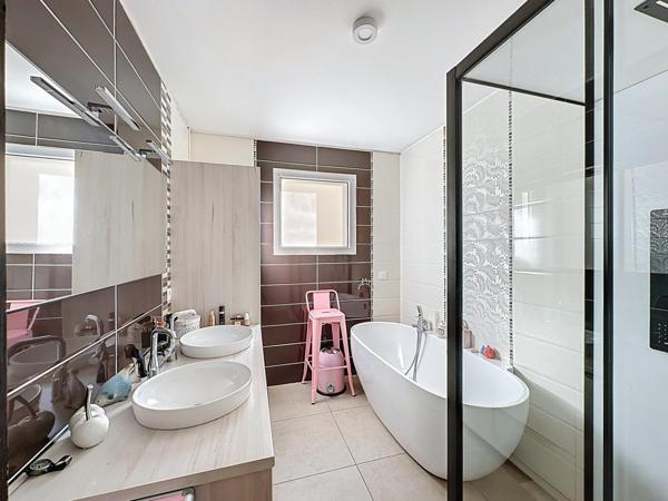 PAVILLON, 3 CHAMBRES,  PROCHE DE LA GARE DE SABLE SUR SARTHE