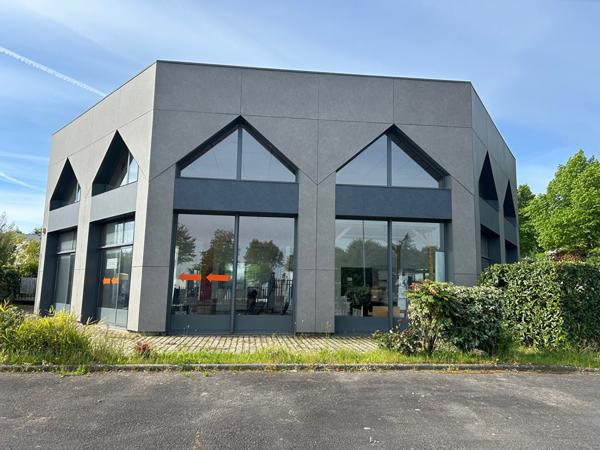 A LOUER RARE Local d'activité 570 m2, avec Showroom Visibilité Commerciale - NANTES SUD